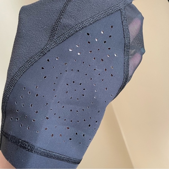 LULULEMON Capri Mesh Leggings, Size 4 - Picture 7 of 8